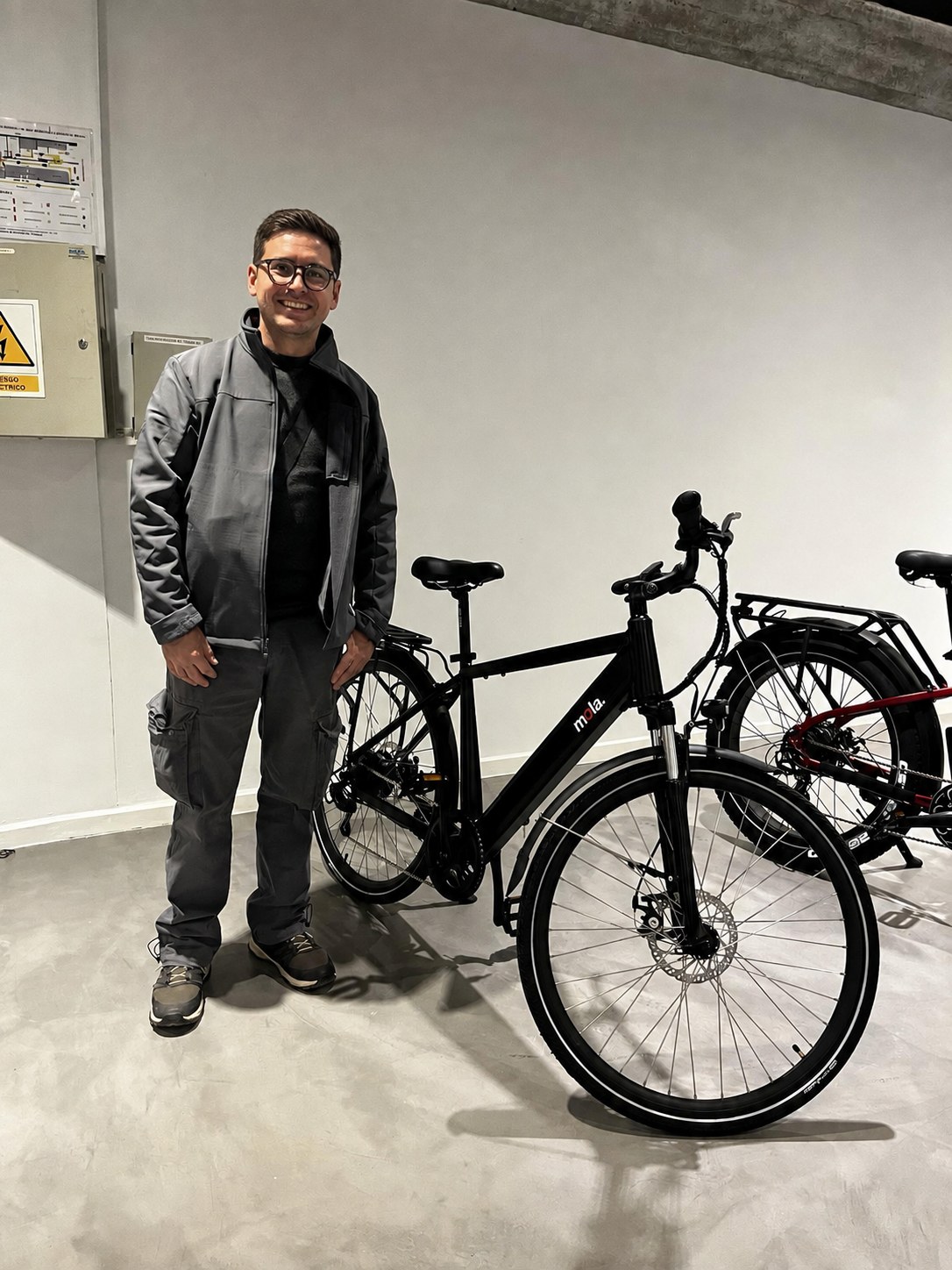 Cliente con su bicicleta urbana